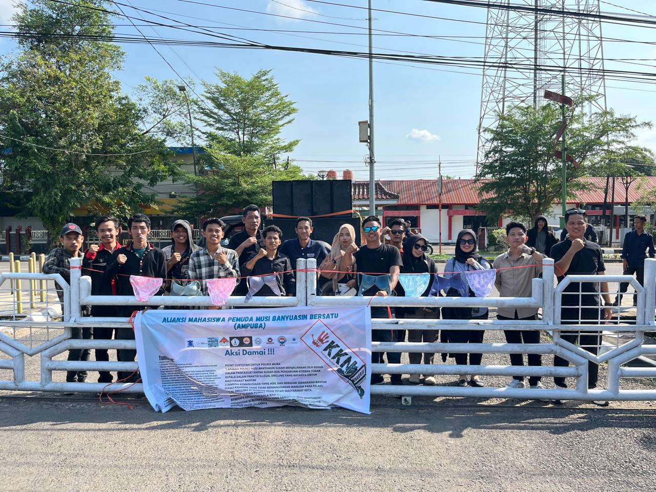 AMPUBA Gelar Aksi Gantung Celana Dalam dan BH di Depan Pemkab Muba, Tuntut Penindakan Tegas Terhadap Pejabat PT MEP
