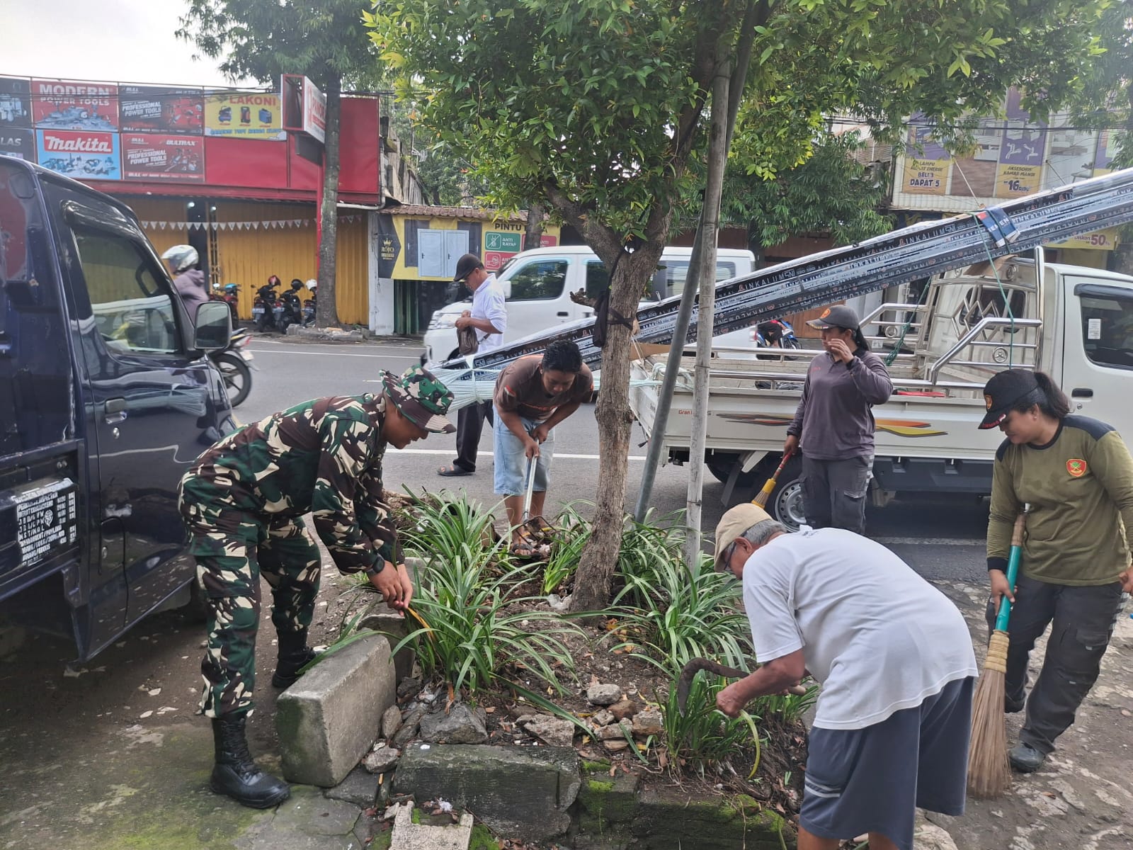 Aksi Babinsa Danukusuman, Guyup Rukun Bersama Warga Masyarakat Ciptakan Lingkungan Yang Bersih Sehat dan Indah