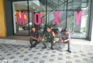 Aksi Humanis Babinsa, Obrolan Hangat Serka Priyanto Dengan Security Hotel Moxy Selipkan Jaga Keamanan
