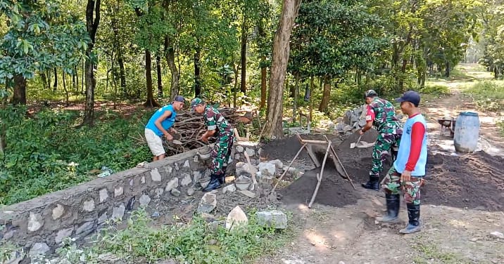 Babinsa Berpartisipasi Dalam Pembangunan Talud Jalan, Guna Cegah Longsor