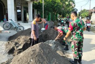 Babinsa Berperan Aktif, Bantu Warga Pelebaran Selokan