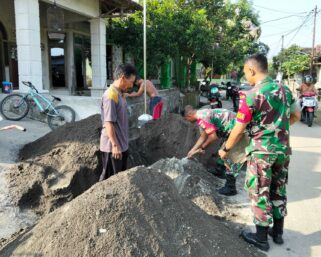 Babinsa Berperan Aktif, Bantu Warga Pelebaran Selokan