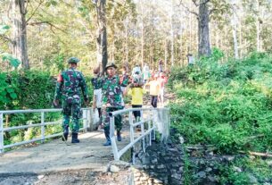 Babinsa Gondang Bojonegoro bersama Warga Sambongrejo Bangun Bronjong dan Jalan Makadam