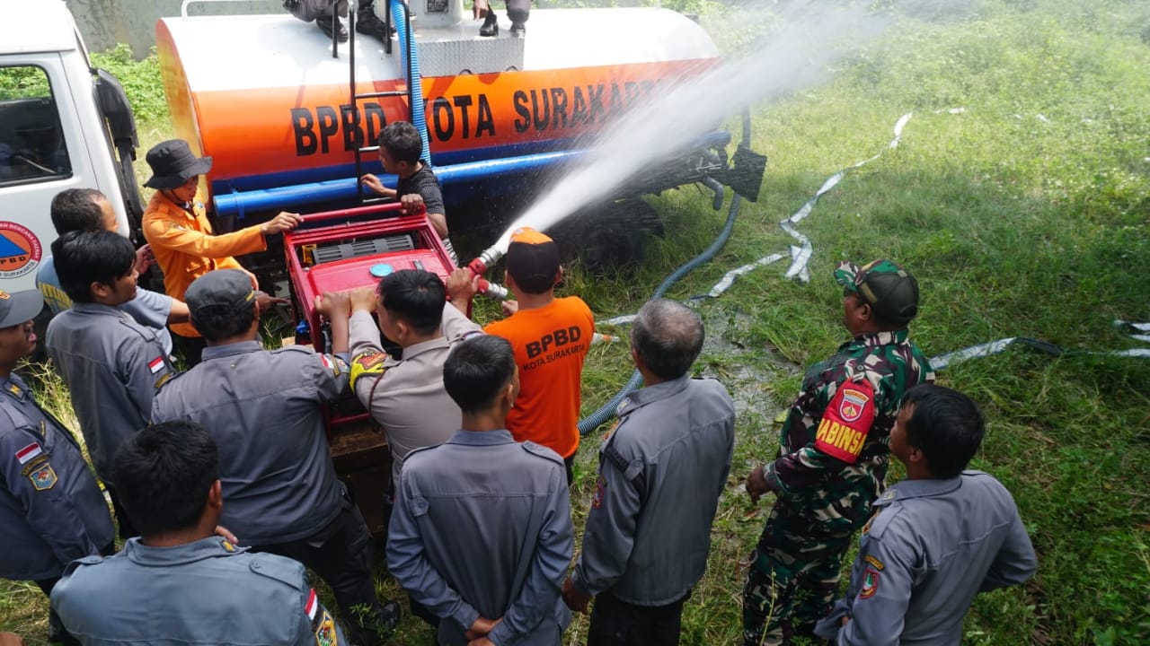 Babinsa Joyotakan Gandeng BPBD dan Linmas Simulasi Penanggulangan Bencana