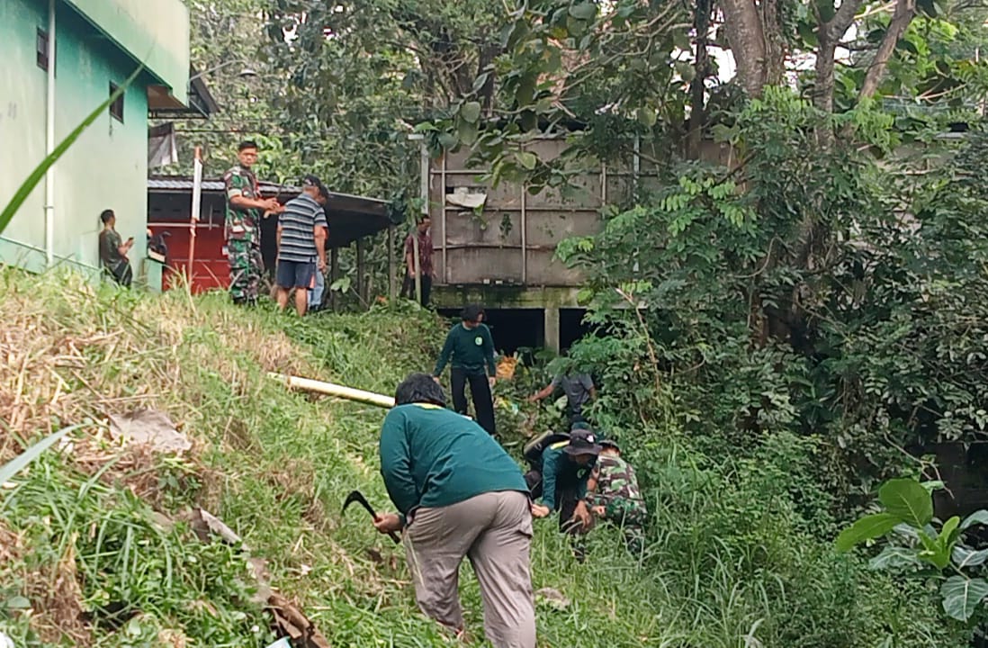 Babinsa Klego Dan Relawan Muslim Boyolali Utara Bersihkan Aliran Irigasi Waduk Bade