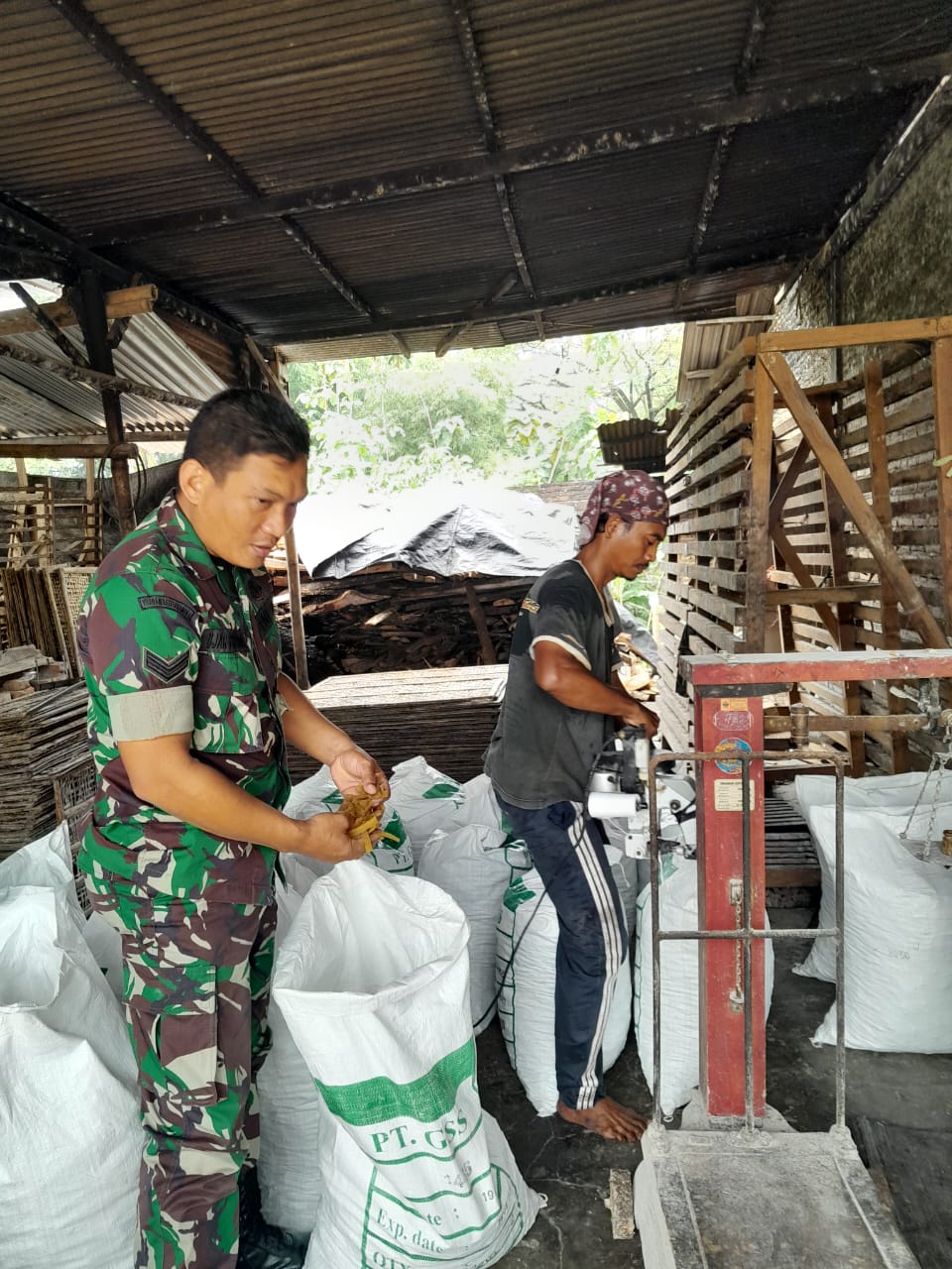 Babinsa Teras Beri Dorongan Semangat Dan Motivasi UMKM Kerupuk Kulit