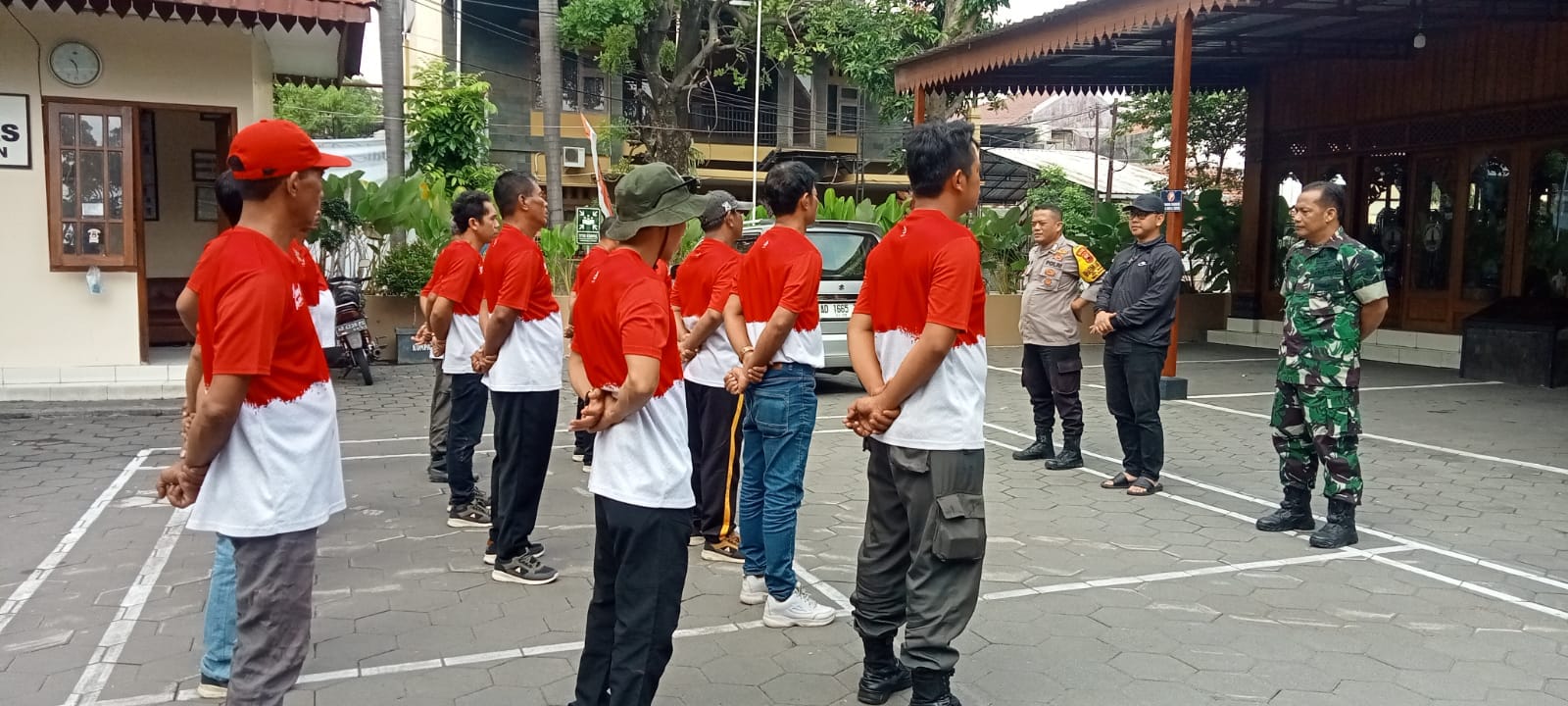 Bentuk Karakter Kedisiplinan, Babinsa Kelurahan Manahan Berikan Latihan PBB Kepada Linmas
