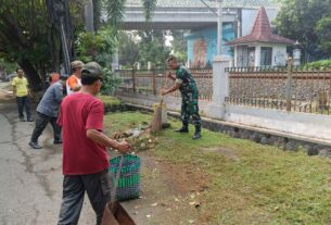 Bersenjatakan Sapu Lidi, Babinsa Manahan Bersama Linmas Dan Tim Saberling Bersihkan Lingkungan