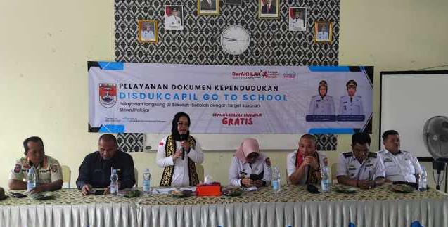 Pelajar SMKN 1 Tanjung Raya Terima KTP dan KIA dari Bupati Mesuji