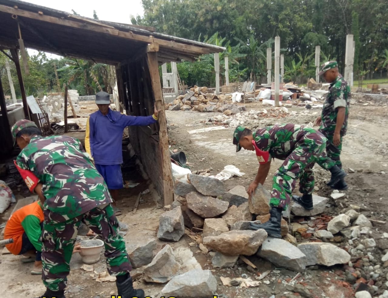 Demi Kenyamanan Warga, Babinsa Bantu Bangun Rumah