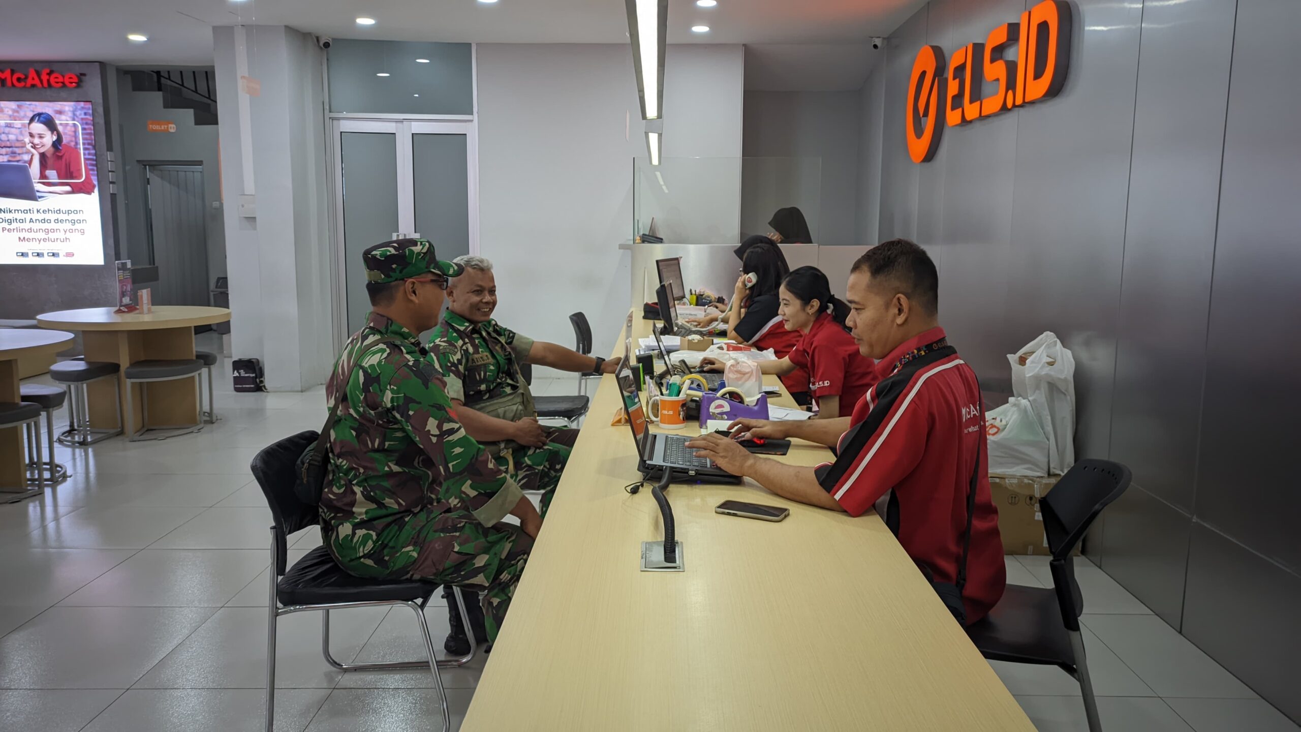 Tak Kenal Hari libur Babinsa Kratonan Tetap Komsos dengan Karyawan Toko Komputer