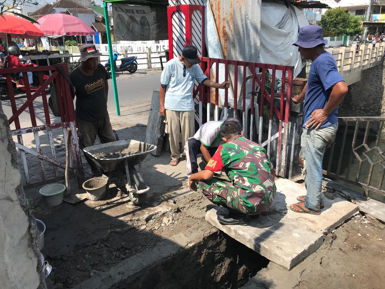 Gotong Royong Babinsa Purwodiningratan Bersama Warga Menyasar Pembersihan Parit, Ini Tujuannya