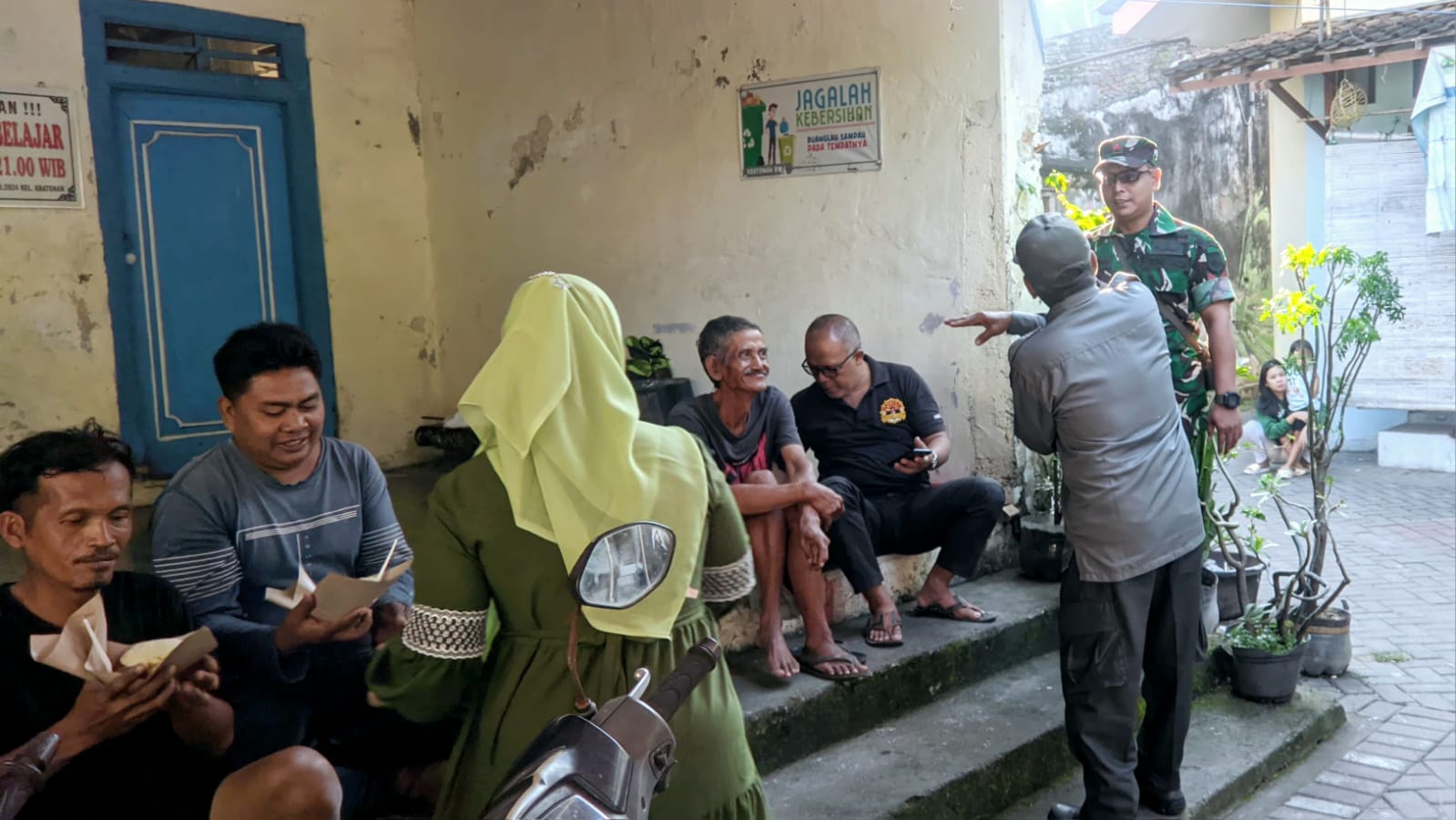Hangatnya Silaturahmi Di Pendopo, Babinsa Kratonan Tak Hanya Menjaga Tapi Juga Dengarkan Suara Warga