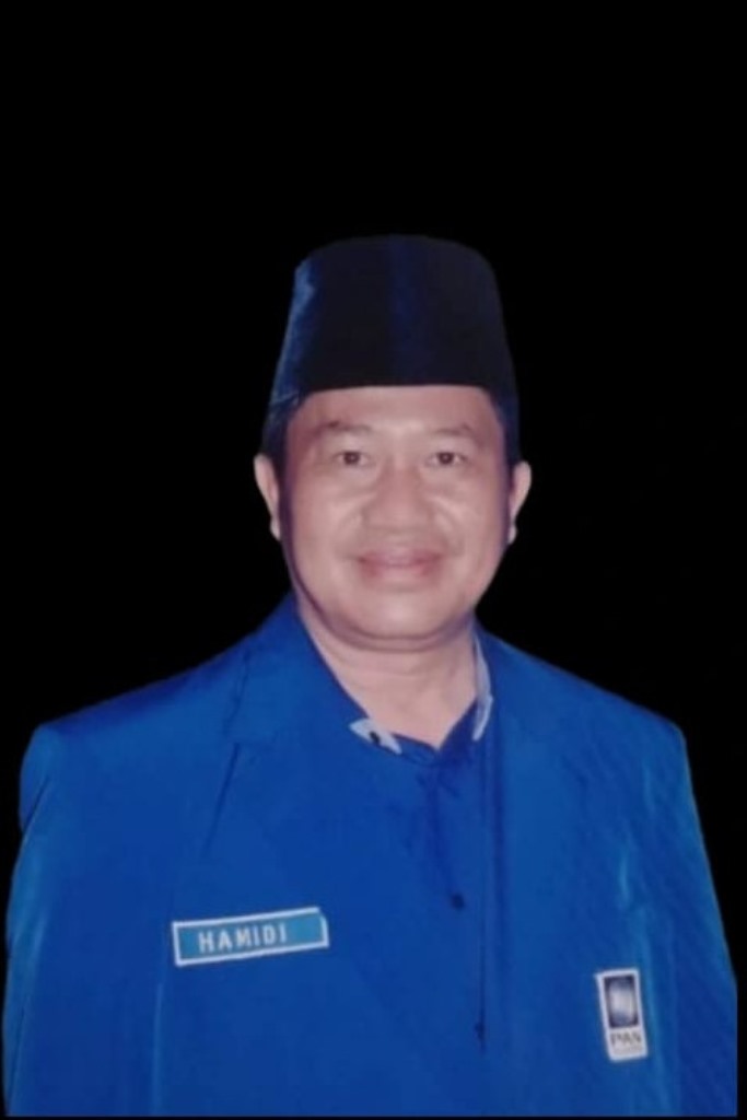 Lampung Utara (LV)- Bantuan sapi, yang sejatinya menjadi harapan untuk memperkuat ketahanan pangan dan ekonomi petani, justru dijual demi keuntungan sesaat. Melalui program aspirasi DPR RI dari Fraksi Partai Amanat Nasional (PAN), bantuan Unit Pengolah Pupuk Organik (UPPO) termasuk sapi-sapi ternak disalurkan ke masyarakat. Program mulia ini bertujuan untuk meningkatkan kesejahteraan petani di desa serta mendukung program ketahanan hewani nasional. Namun harapan itu ternoda. Kelompok tani di Dusun Terusan, Desa Abung Jayo, Kecamatan Abung Selatan, diduga memperjualbelikan sapi bantuan tersebut secara ilegal. Ketua DPD PAN Lampung Utara, Hamidi, tak bisa menyembunyikan kekecewaannya. Ia menyebut tindakan tersebut sebagai bentuk pengkhianatan terhadap kepercayaan rakyat dan niat baik partai. "Jangan main-main mereka. Siapapun yang terlibat, pasti saya sikat!" tegas Hamidi dengan nada tinggi. Ia memastikan bahwa bantuan sapi diberikan secara cuma-cuma dan hanya untuk dikelola serta dikembangbiakkan, bukan untuk dijual. "Berarti pidana. Dan saya akan melaporkan kelompok itu ke polisi, siapa saja yang ada di dalamnya. Apalagi ini penyelewengan. Pasti saya sikat," pungkasnya. Di balik angka dan data program, ada kesedihan yang terasa sebab bantuan yang seharusnya menumbuhkan harapan, justru disalahgunakan. (ferdanie)