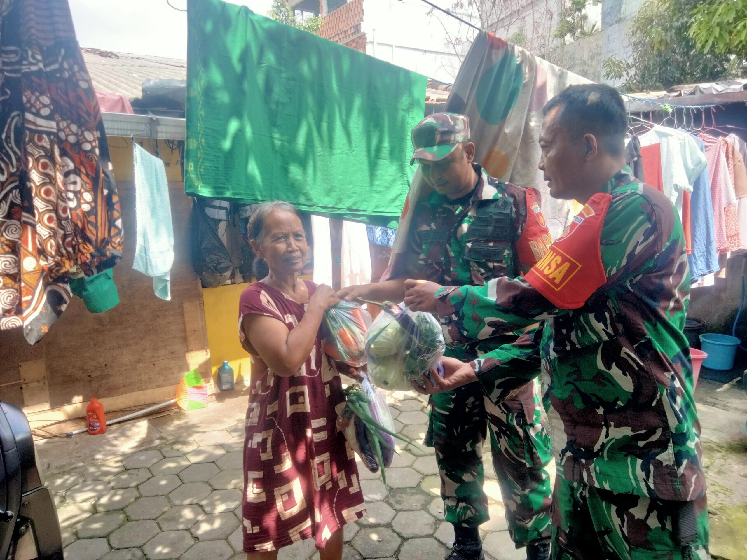 Jumat Berkah, Babinsa Purwodiningratan Berbagi Paket Sayur Kepada Warga