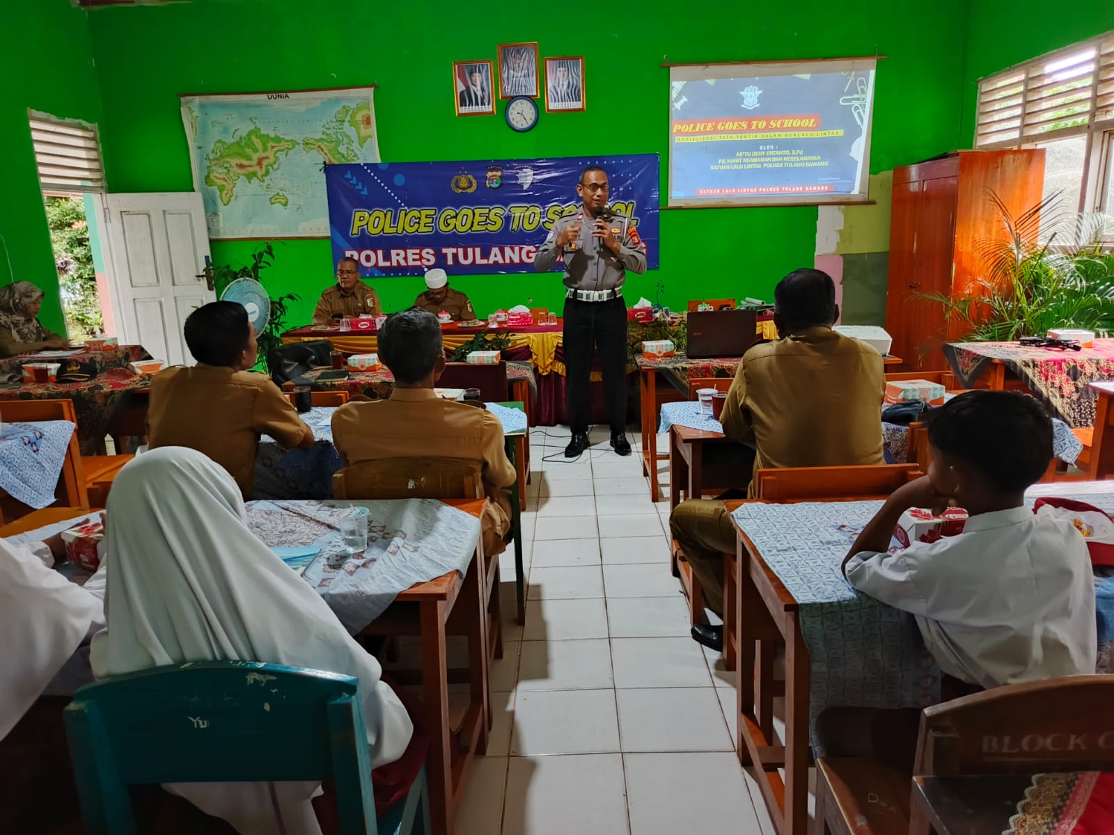 Kasat Lantas Polres Tulang Bawang Paparkan Materi dan Tujuan Digelarnya Police Goes To School di SD Negeri 2 Wonorejo