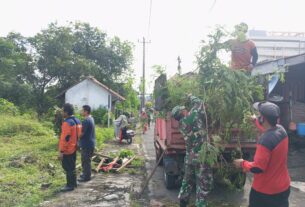 Kobarkan Semangat Gotong Royong, BabinsaTegalharjo Pelopori Kerja Bakti Pembersihan Lingkungan