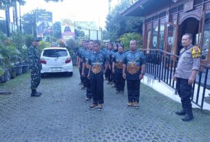 Kolaborasi Dengan Bhabinkamtibmas, Babinsa Timuran Latihkan PBB Kepada Linmas