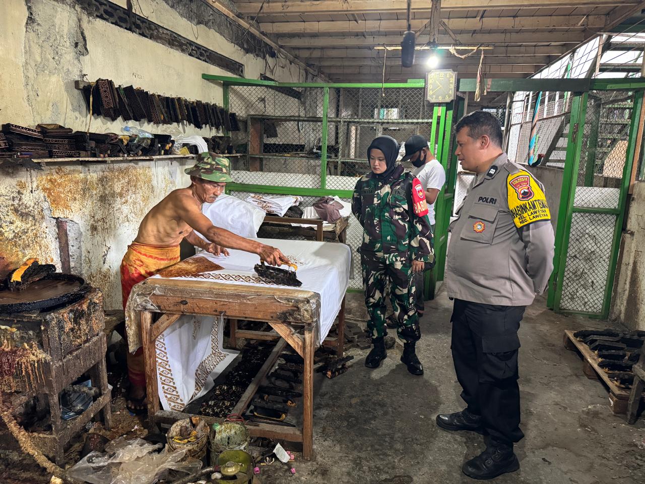 Lestarikan Warisan Budaya, Babinsa Laweyan Berinteraksi Dengan Pengrajin Batik