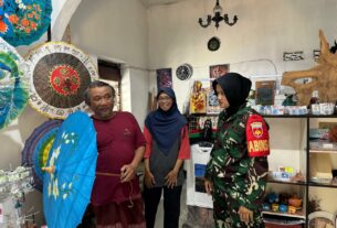 Motifasi UMKM Warga Binaan, Babinsa Laweyan Kunjungi Pembuat Lukis Payung Dan Stiker