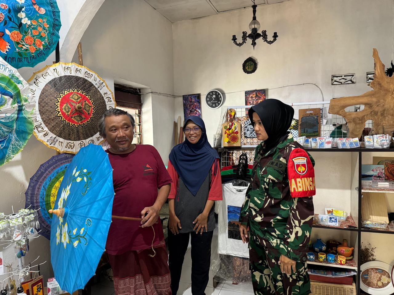 Motifasi UMKM Warga Binaan, Babinsa Laweyan Kunjungi Pembuat Lukis Payung Dan Stiker