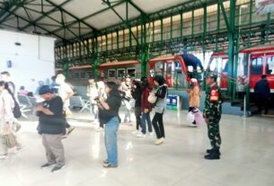 Pastikan Keamanan Dan Kenyamanan Para Pemudik, Babinsa Purwosari Cek Penumpang di Stasiun Kereta Api