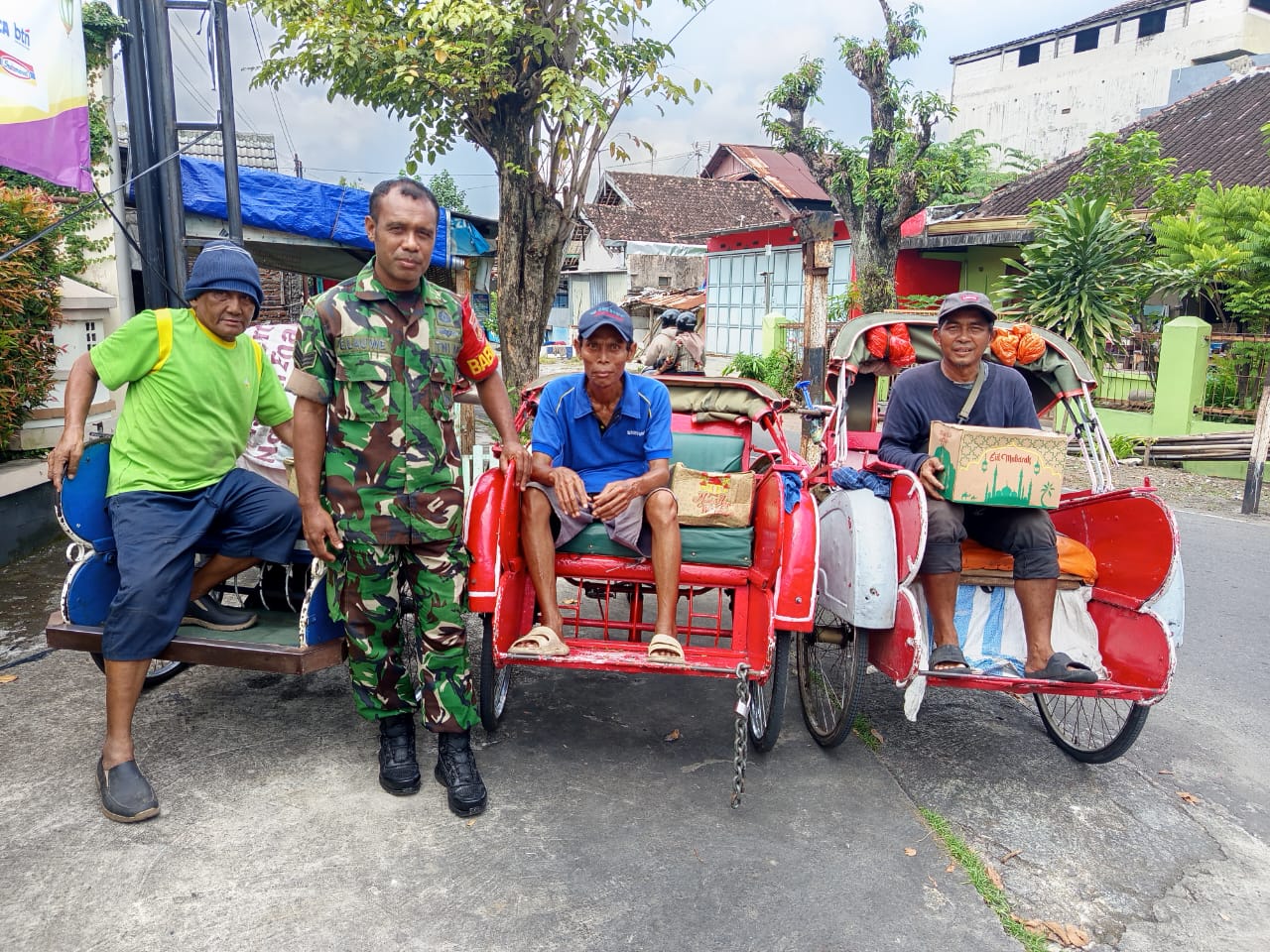 Peduli Masyarakat Kurang Mampu, Babinsa Jagalan Berikan Bantuan Sembako Kepada Tukang Becak