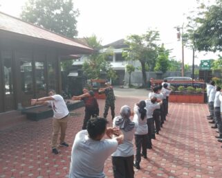 Pelatihan PBB Satlinmas Joyosuran: Babinsa Dan Bhabinkamtibmas Berikan Pembinaan