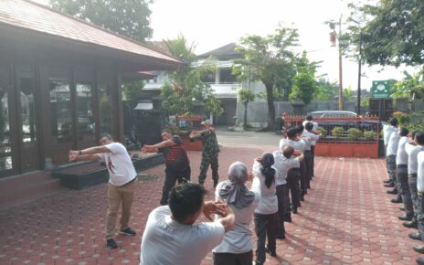 Pelatihan PBB Satlinmas Joyosuran: Babinsa Dan Bhabinkamtibmas Berikan Pembinaan