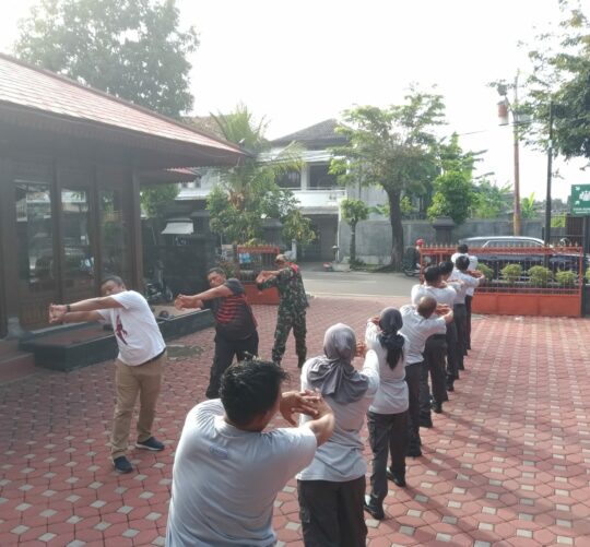 Pelatihan PBB Satlinmas Joyosuran: Babinsa Dan Bhabinkamtibmas Berikan Pembinaan