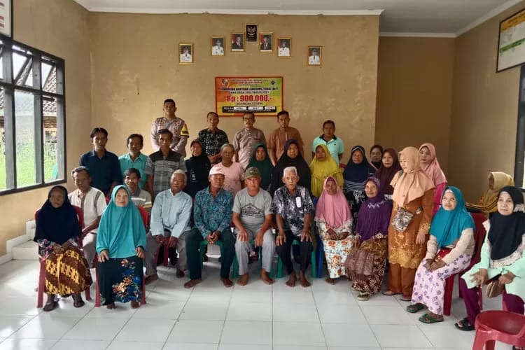 Pemdes Peraduan Waras bagikan BLT DD tahap ll