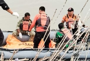 Personel Kodim Bojonegoro Bantu Tim SAR Mencari Korban Tenggelam di Sungai Bengawan Solo