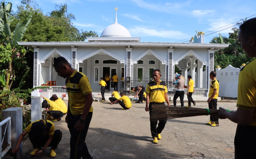 Polres Tanggamus Gelar Bakti Sosial Religi Sambut Hari Bhayangkara ke-79 di Masjid Jami' Barokatus Solihin