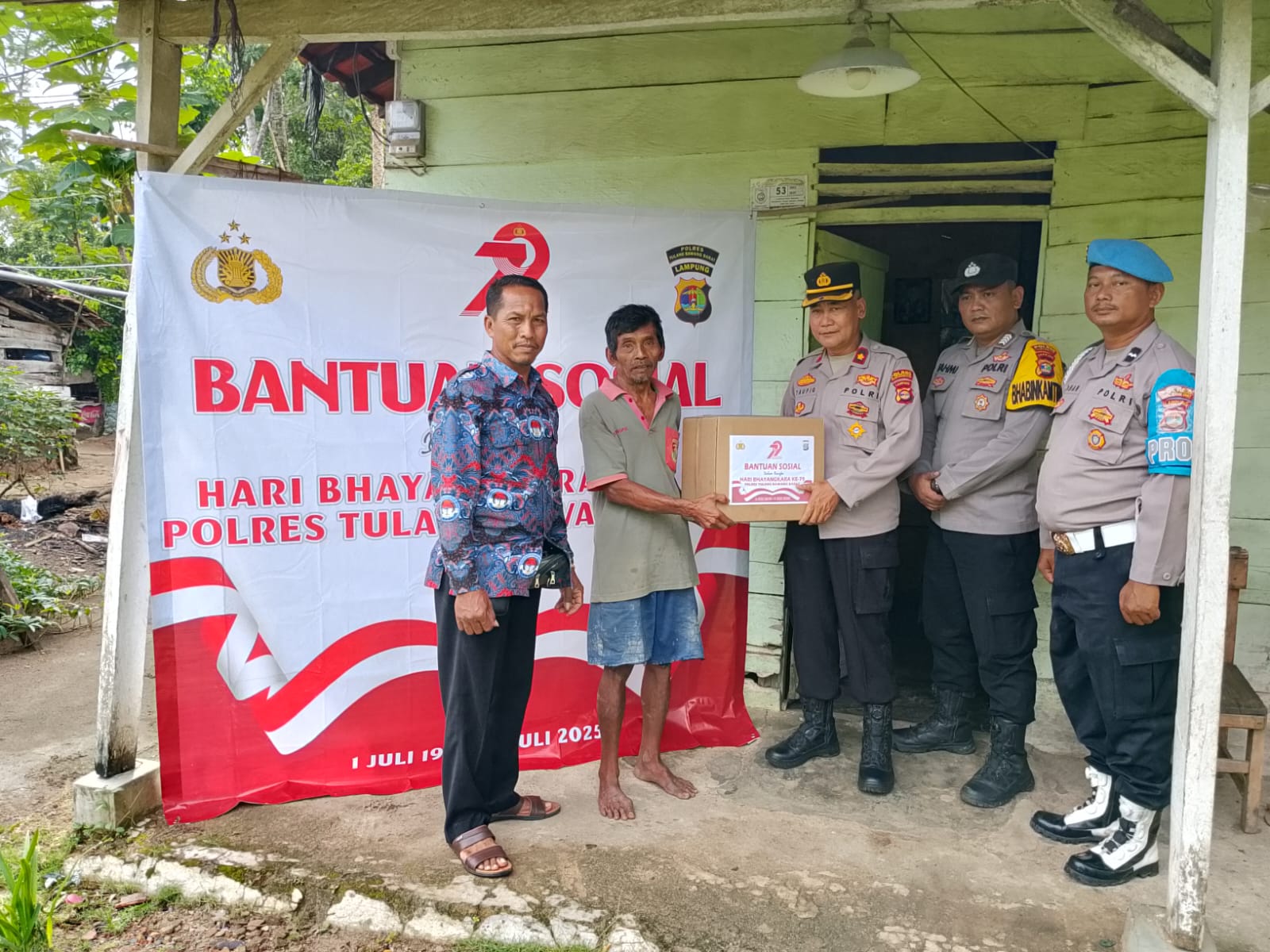 Polri untuk Masyarakat, Polsek Tulang Bawang Tengah Salurkan Bantuan Sosial Jelang HUT Bhayangkara ke-79