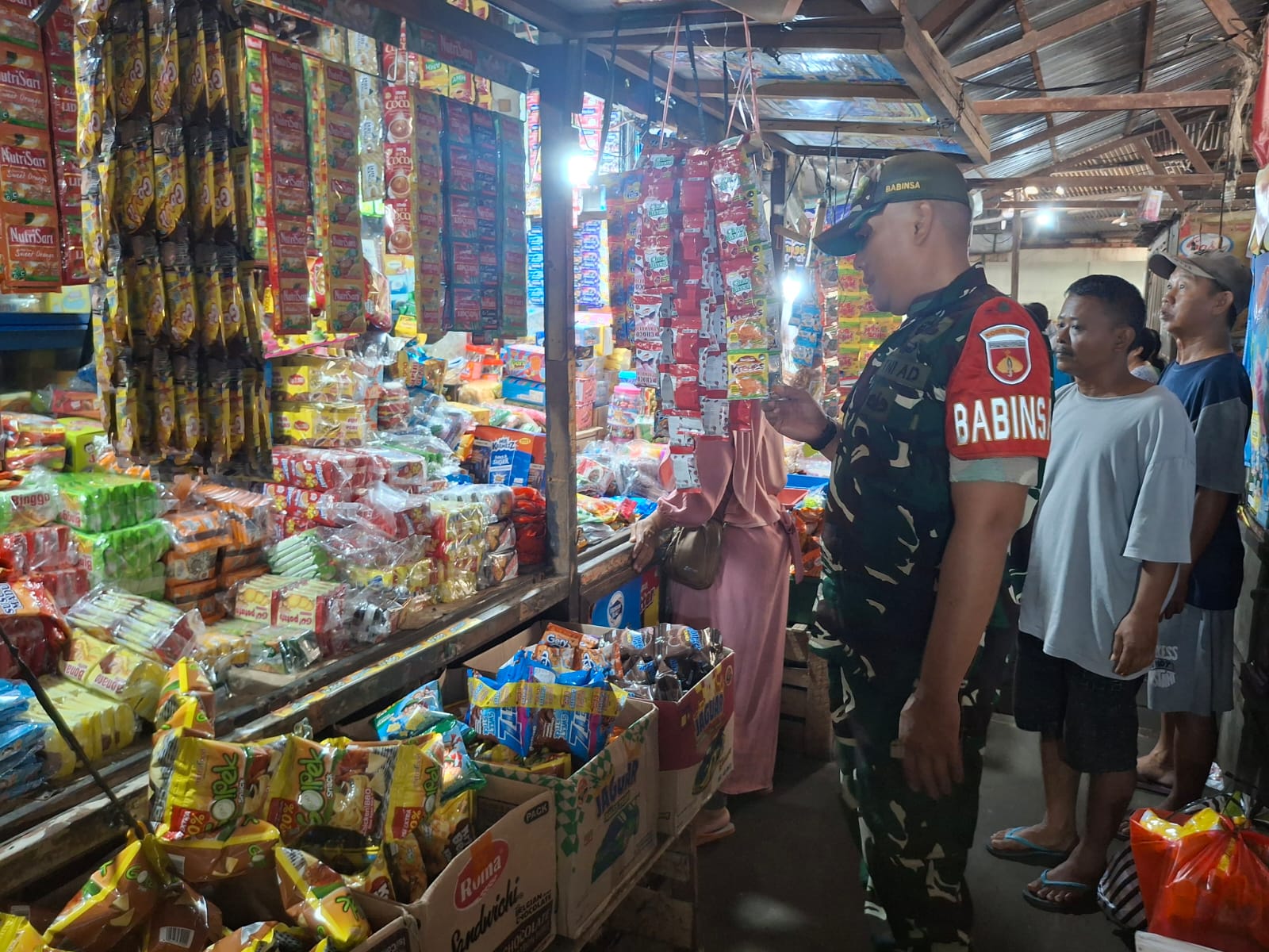 Senyum Babinsa Danukusuman di Tengah Aroma dan Rasa Makanan Ringan, Sentuhan Kecil Tumbuhkan Harapan UMKM di Pasar Harjodaksino