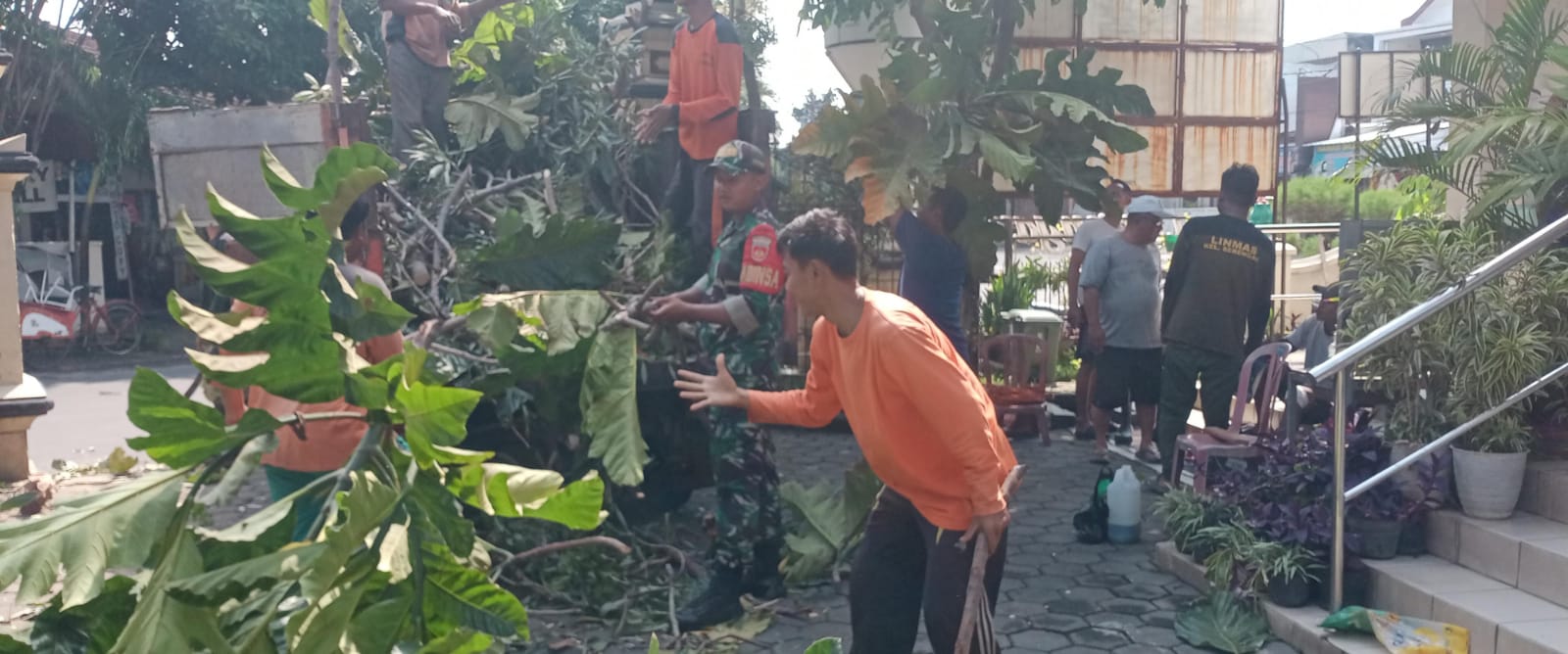 Tidak Sekedar Slogan Saja Expetasi Babinsa Serengan Sesuai Realita, Upaya Nyata Ajak Warga Bersihkan Lingkungan