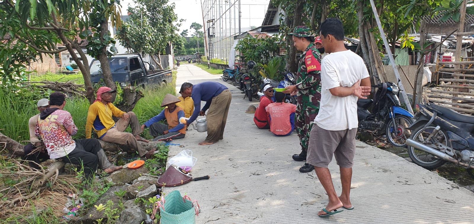 Tingkatkan Hasil Panen, Babinsa Kadipiro Dampingi Dan Berikan Motivasi Petani di Wilayah Binaannya