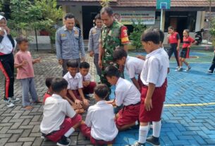 Tingkatkan Semangat Belajar Siswa, Babinsa Jagalan Berikan Motivasi Dan Permainan Tradisional di SDN Kalangan