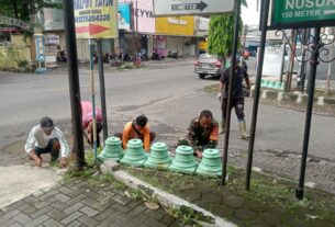 Tingkatkan Semangat Gotong Royong, Babinsa Nusukan Bersama Tim Saberling Lakanakan Pembersihan Lingkungan