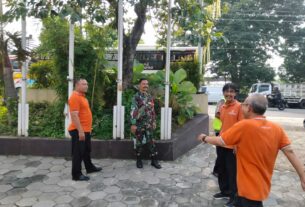 "Waspadai Curanmor", Ini Selipan Pesan Babinsa Pucang Sawit Saat Komsos Dengan Security Hotel Kusuma Kartika Sari