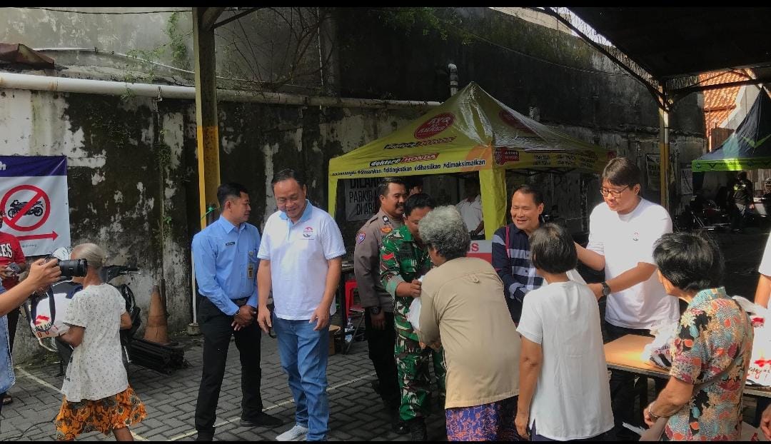 Yakinkan Pelaksanaan Pasar Murah Berjalan Tertib Dan Aman, Babinsa Kepatihan Kulon Laksanakan Pengamanan Dan Pengawasan
