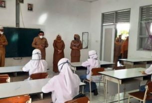 Plt Kadisdik Aceh Tinjau Sekolah Uji Coba Belajar Tatap Muka