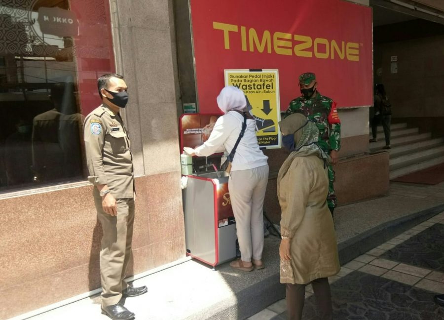Upaya Pencegahan Kodim 0410/KBL penyebaran virus Corona di pusat perbelanjaan Mall Kartini