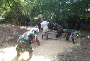 Antisipasi Banjir Susulan, Babinsa Ajak Warga Bersihkan Sungai
