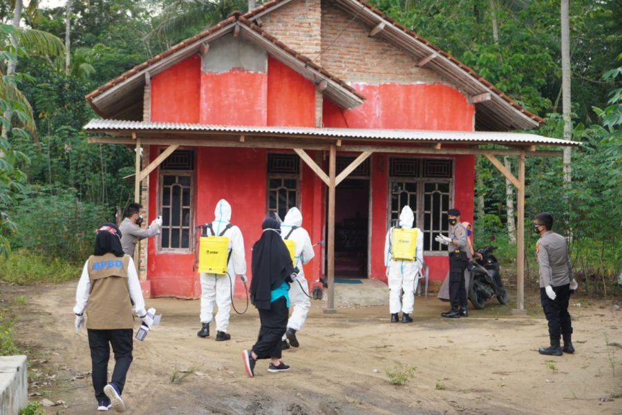 Tim Gugus Tugas Melakukan Penyemprotan disinfektan di Tiyuh Karta Raya