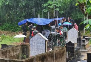 Guyuran Hujan Deras Tidak Menyurutkan Tugas Dan Tanggung Jawab Seorang Babinsa