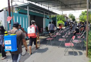 Cegah Covid-19, Serma Samuel Dan Sertu Aswan Terus Lakukan Penyemprotan Disinfektan Di Wilayah Binaanya