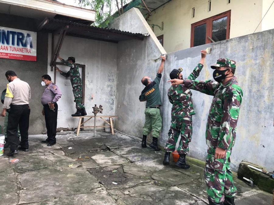 Sinergitas TNI - Polri dan Kelurahan Jagalan Dalam Rangka Karya Bakti Pengecatan Yayasan Kesejahteraan Tunanetra