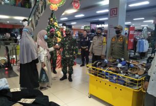 Petugas gabungan Covid-19 Melakukan Pengecekan kepada Pengunjung Mall